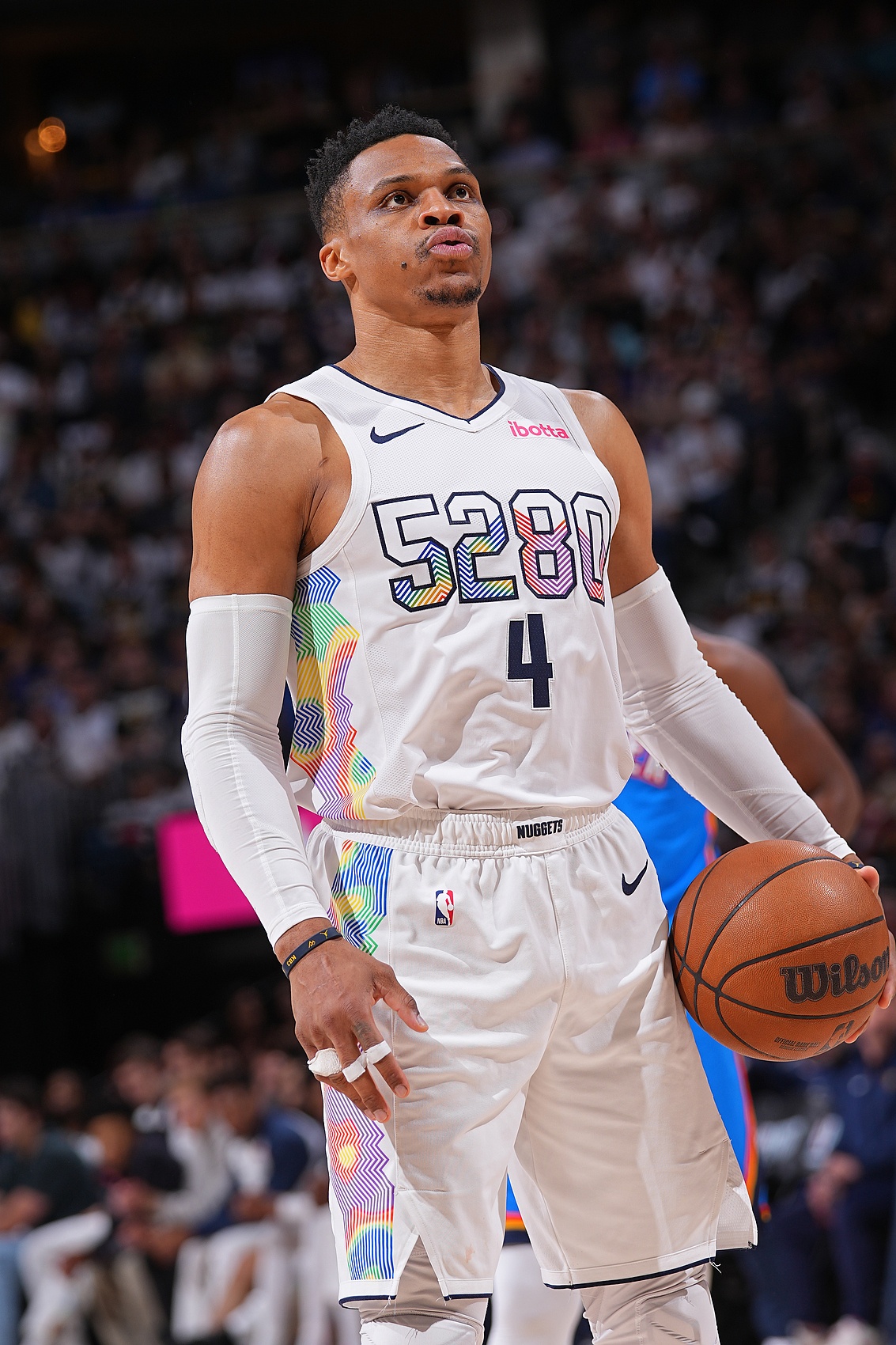 一个月还戴护具😢威少时装秀偶遇前队友们 合照中右手皆戴护具