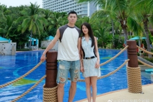 万博体育-山东男篮球员刘毅晒三亚游玩照:过另一种生活 