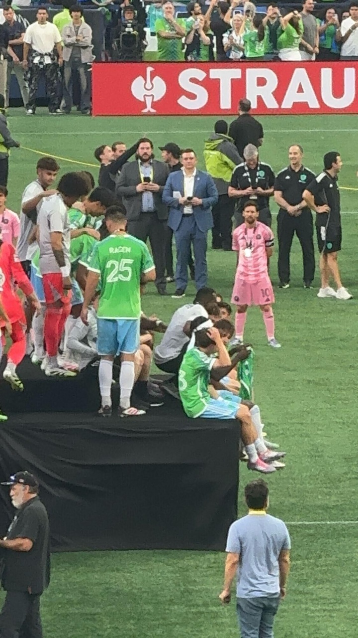 万博体育-梅西赛后驻足赛场，观看西雅图海湾人颁奖仪式展现体育精神