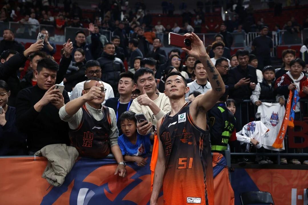 万博体育-完美收官，山东男篮八连胜结束本赛季临沂主场全部赛事