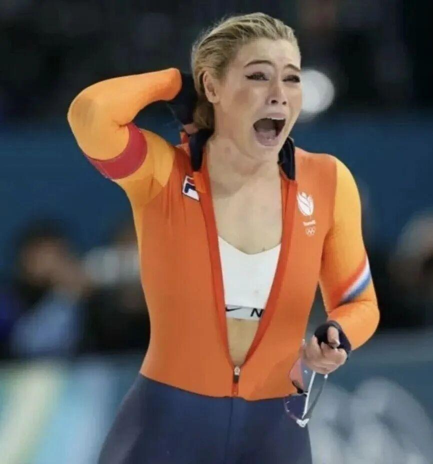 ManBetX-奥运冠军“拉拉链露胸”,耐克绷不住了!